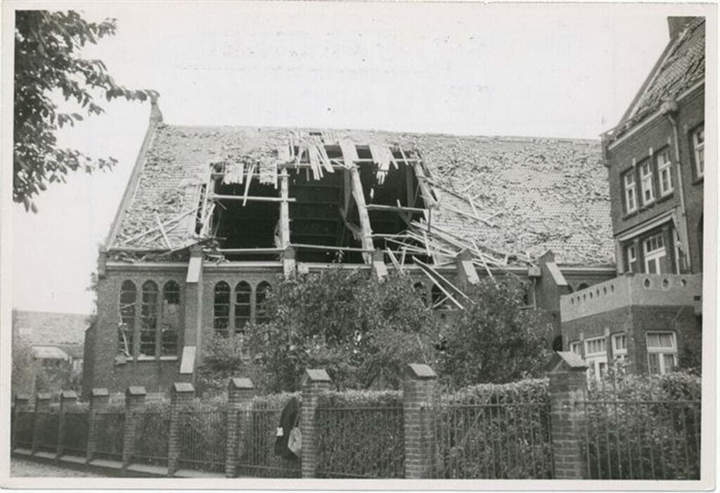 De door een bom getroffen Ritakerk, 17 juli 1943, de vergisbom